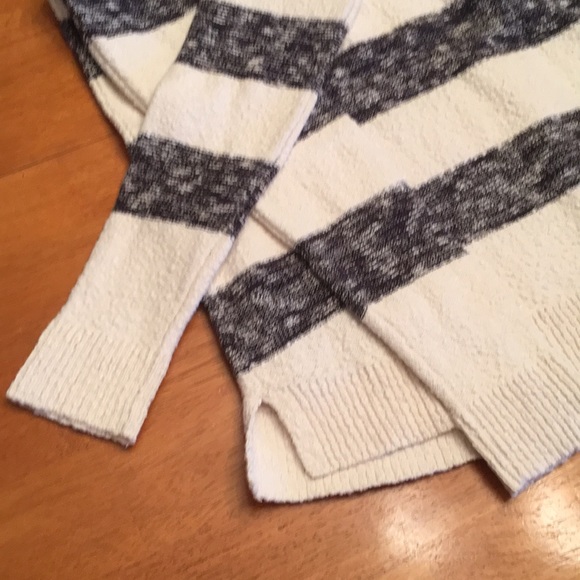 Navy Striped pullover w/ front pockets EUC - Picture 5 of 5